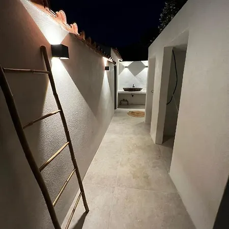Luxury Front & Private Garden Villa *
