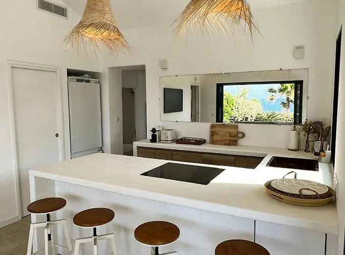 Luxury Front & Private Garden וילה