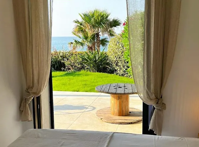 Luxury Front & Private Garden וילה