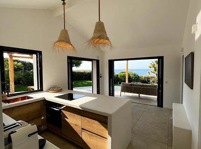 Luxury Front & Private Garden וילה *